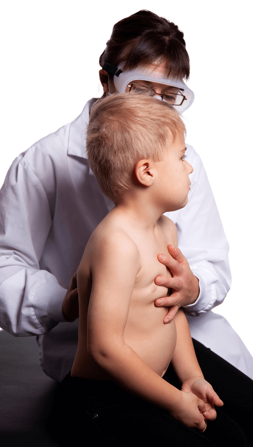 enfant recevant un traitement d'ostéopathie