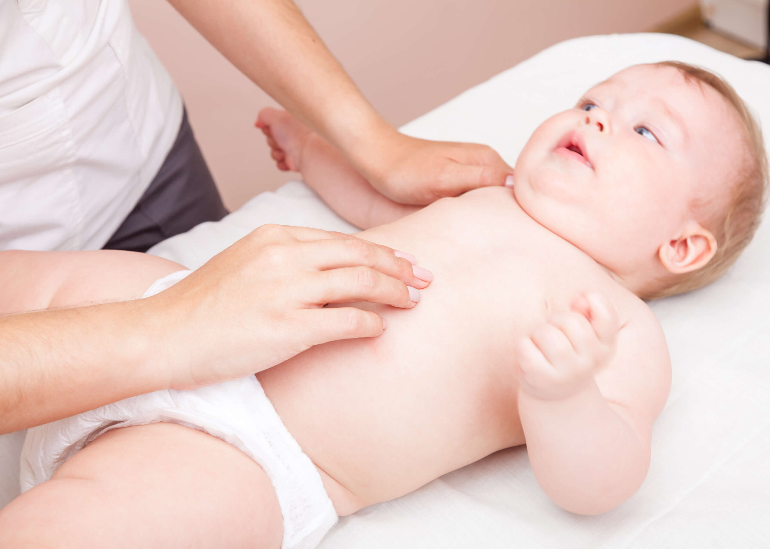 bébé recevant un traitement d'ostéopathie viscérale