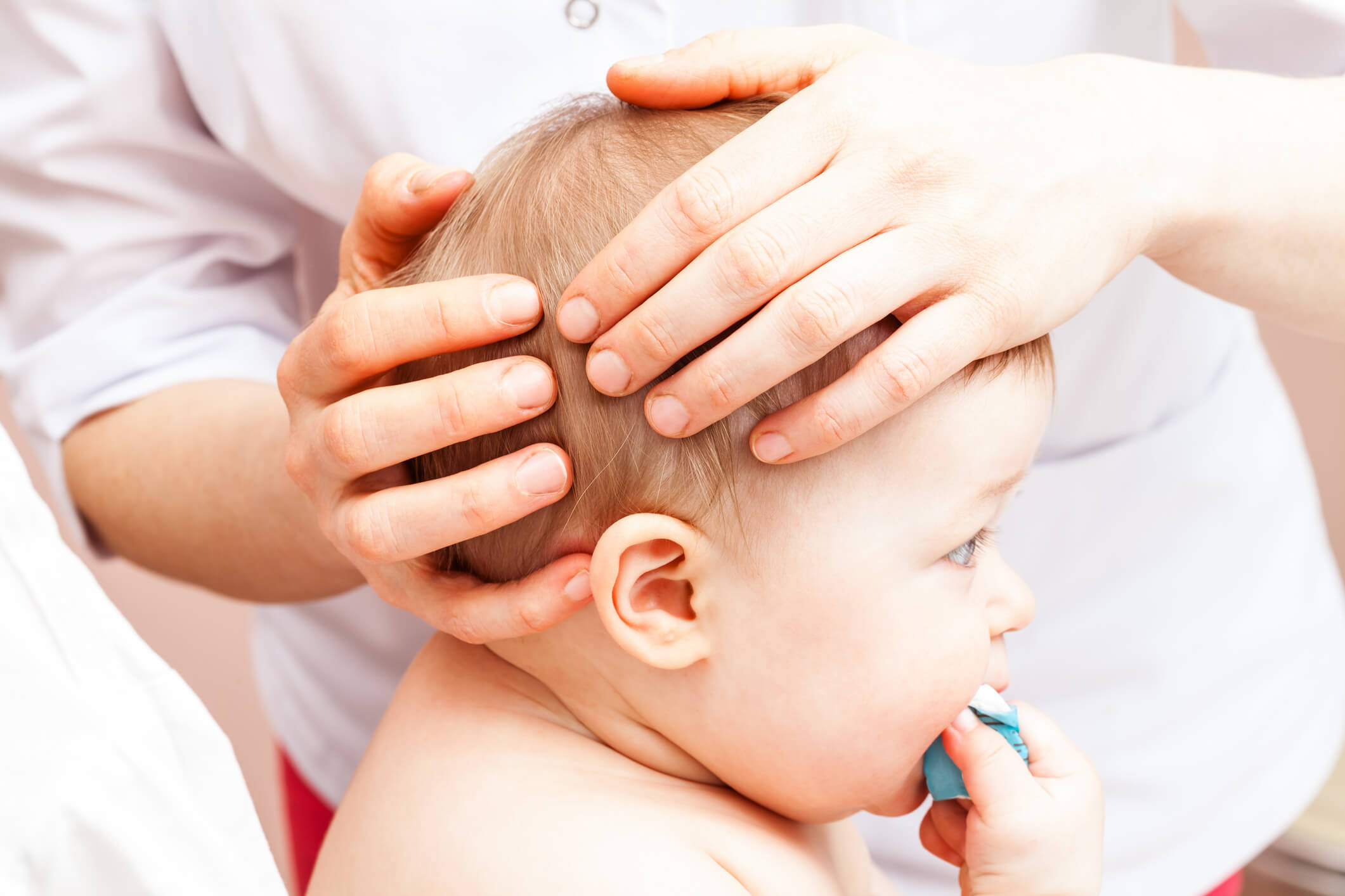 bébé recevant un traitement crânien d'ostéopathie